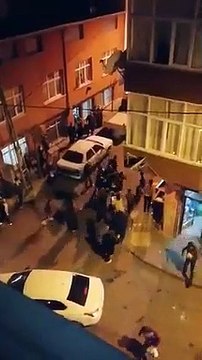 Sokağa çıkma yasağı kararı sonrası sosyal mesafe kuralını hiçe sayan vatandaşlar arasında tekme tokat kavga çıktı!