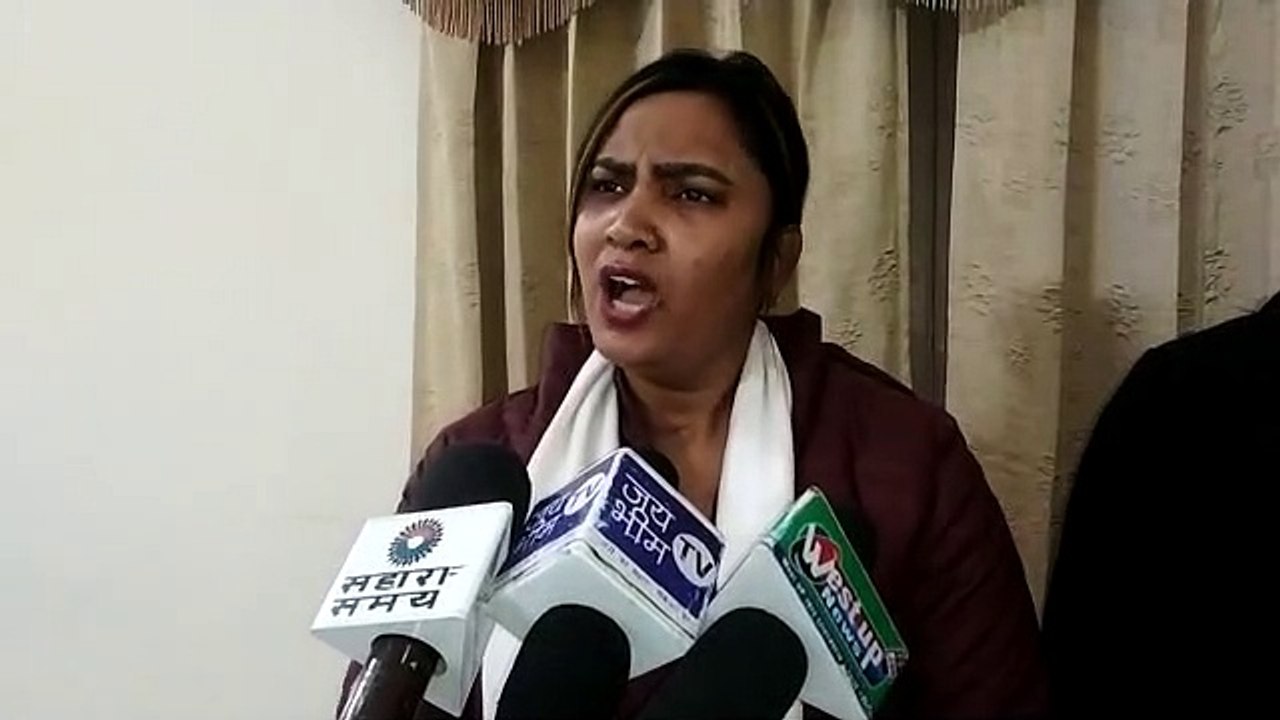 शीर्ष नेताओं के सामने महिला सपा कार्यकर्ताओं ने लगाए उत्पीड़न के आरोप, देखें वीडियो