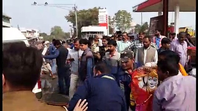 नाली के ऊपर बना मंदिर तोड़ा, दुकानों के सामने रखा सामान किया जब्त