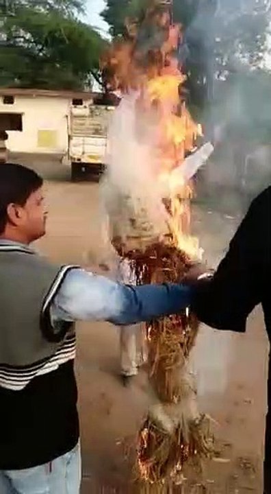 कांग्रेसियों ने फूका शिक्षा विभाग का पुतला