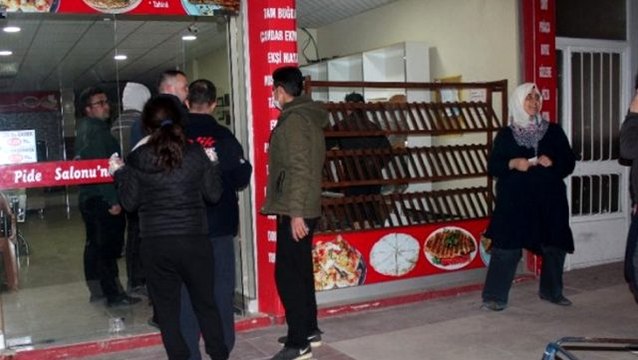 Fırın ve marketlere akın eden vatandaşlar sosyal mesafe kuralını hiçe saydı