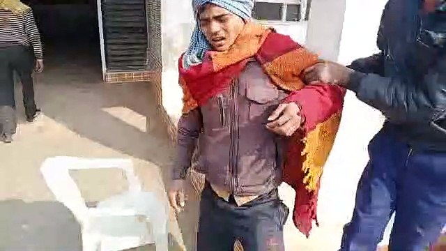 पानी भरने को लेकर दो पक्षों में चले जमकर लाठी—डंडे