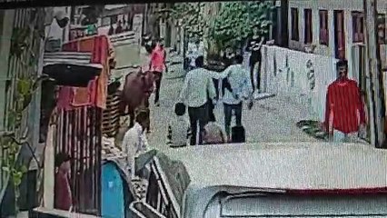 पुलिस में शिकायत कर गिरफ्तार करवाया, बदले में बदमाशो ने पहले किया पथराव फिर रिक्शा जलाई