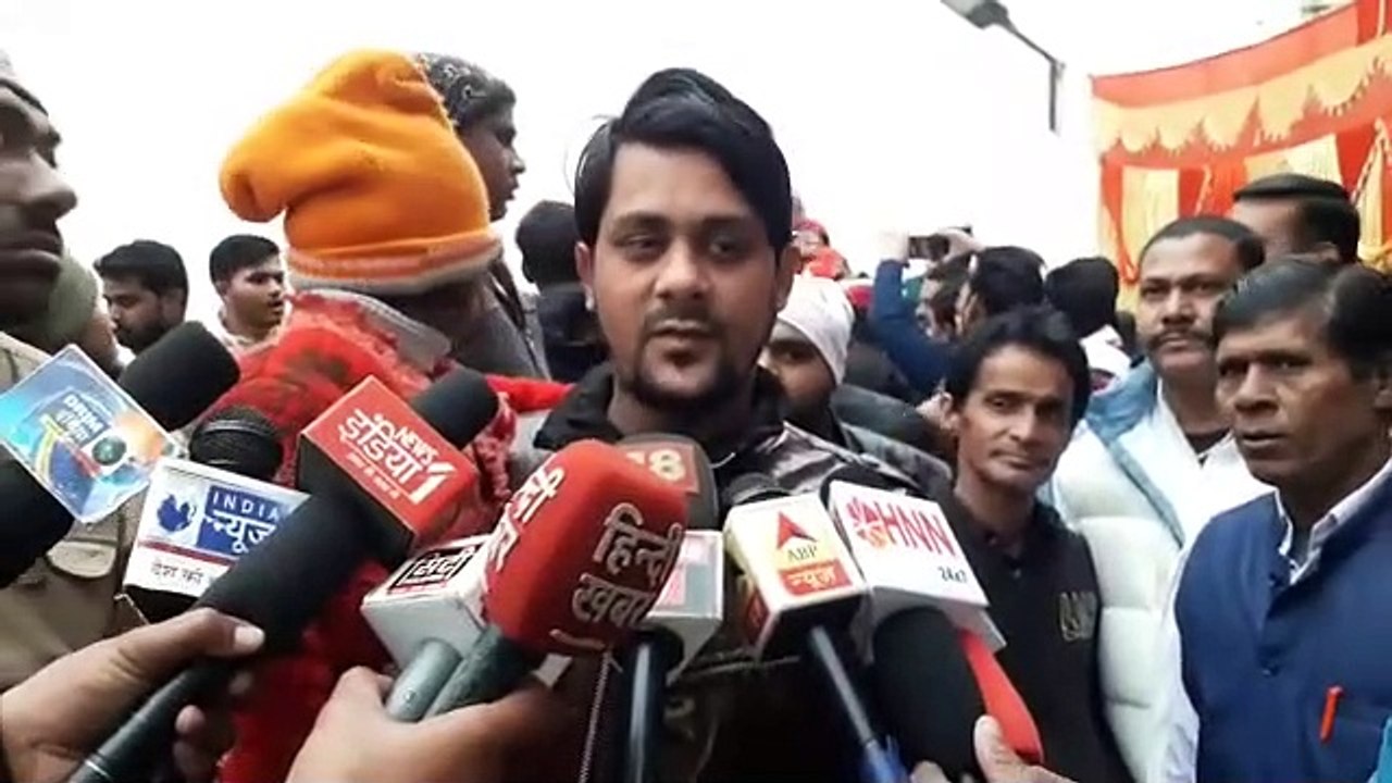 सपा नेताओं ने मेरठ के बवाल में मारे गए युवकों के परिजनों को 5-5 लाख रुपये के चेक सौंपे