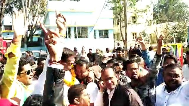 पत्नी बनीं महापौर तो नगाड़े की धुन पर पार्षदों के साथ जमकर नाचे विधायक