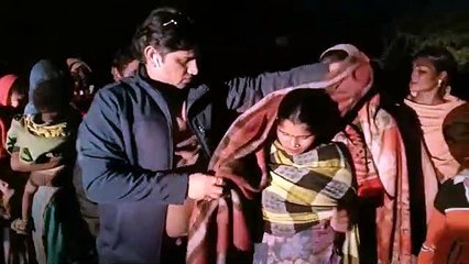 देवकीनंदन महाराज की संस्था ने निराश्रितों को बांटे कंबल