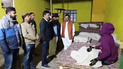 ठंड से न हो मौत इसलिए देर रात्रि तक फुटपाथों पर कंबल बांटने दौड़ रहे अधिकारी