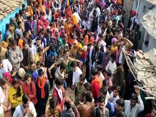 Скачать видео: भगवान के विमान की निकाली रेवाड़ी, ग्रामीणों ने भजनों पर किया नृत्य