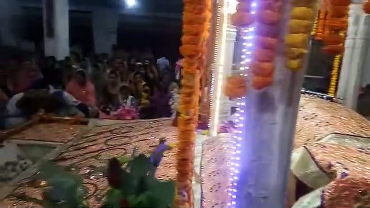 प्रकाश पर्व पर गुरुद्वारा में कीर्तन, साध संगत ने गुरुग्रंथ साहिब के सम्मुख टेका मत्था