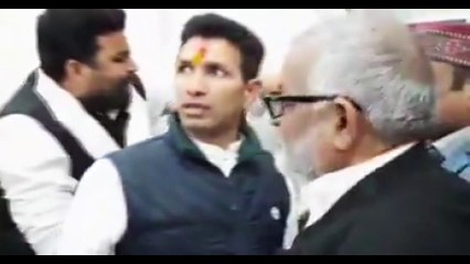 जीतू पटवारी ने कार्यकर्ता को पीटा