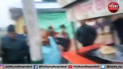 Maharyaman Scindia cooks at gwalior trade fair