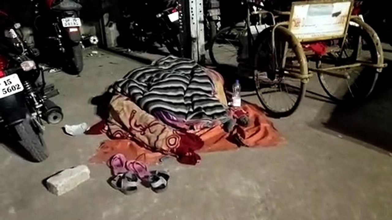यहां खुले आसमान के नीचे सोने मजबूर लोग, जरूरतमंदों को रात गुजारने नहीं है कोई व्यवस्था