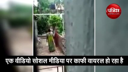 VIDEO: इतनी सा बात पर बहू ने कर दी 75 साल की सासू मां की पिटाई, पहले हाथ पकड़ा फिर..