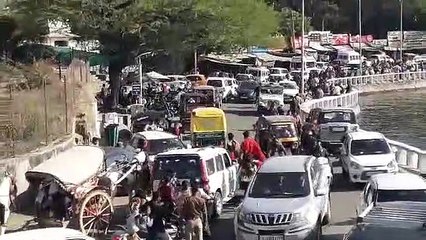 लेकसिटी की सड़कों पर रेंगती रही गाड़िया देखें वीडियो