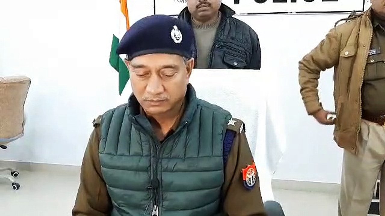 three person arrested with ten smartphone