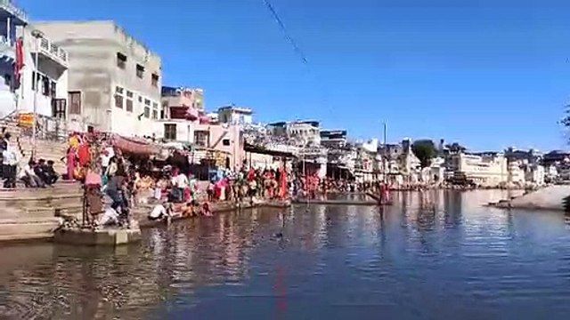 सूर्य ग्रहण खत्म के बाद पुष्कर सरोवर में स्नान के लिए उमड़े श्रद्धालु