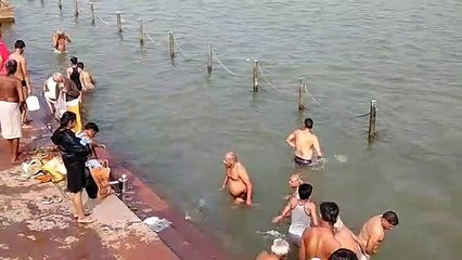 साल के अंतिम सूर्यग्रहण के बाद गुलाबी ठंड में श्रृद्धालुओं ने किया स्नान, शहर के घाटों पर भीड़