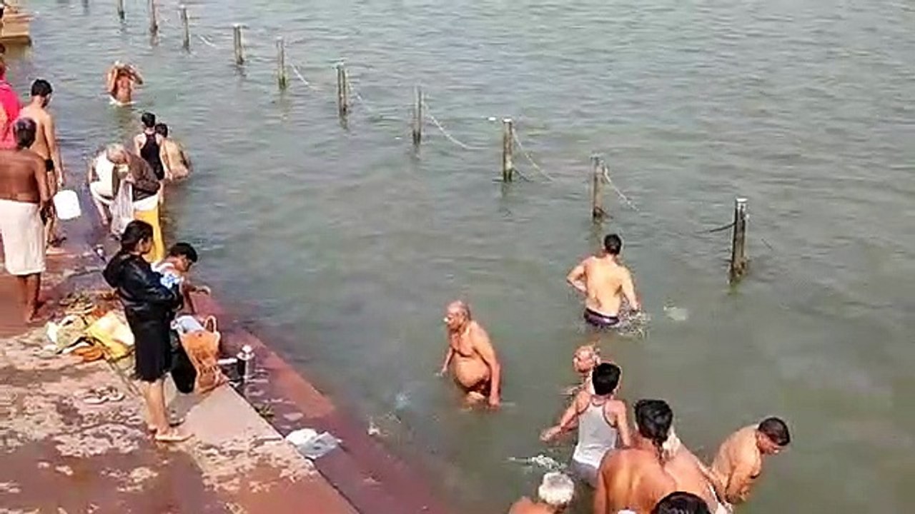 साल के अंतिम सूर्यग्रहण के बाद गुलाबी ठंड में श्रृद्धालुओं ने किया स्नान, शहर के घाटों पर भीड़