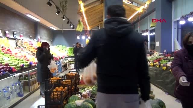 Vanlılar, sokağa çıkma yasağına dakikalar kala marketlere akın etti