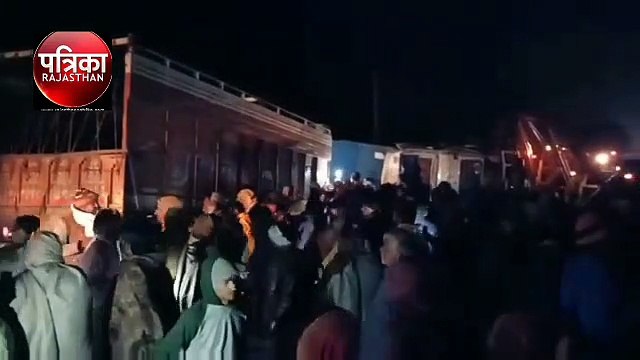 Video: road accident...बजरी से भरे डंपर व ट्रक में भिड़ंत, केबिन में फंसा चालक