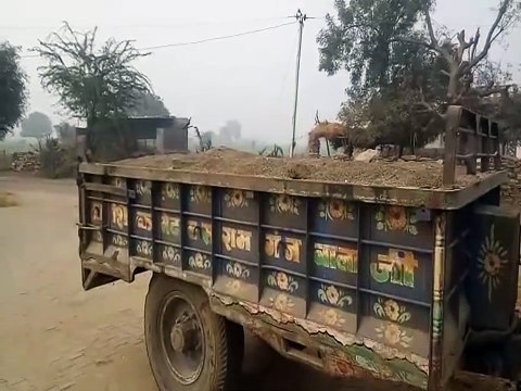 पुलिस ने गश्त के दौरान जब्त किए अवैध बजरी से भरे तीन वाहन