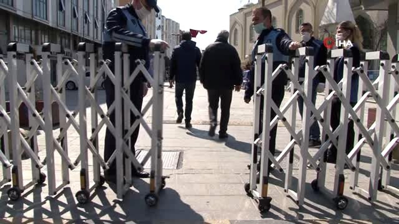 Koronavirüs tedbirleri kapsamında Dörtyol Meydanı'na bariyerler kuruldu, vatandaşlar sırayla giriyor