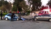 İzmir'de iki otomobil çarpıştı: 1 ölü, 2 yaralı