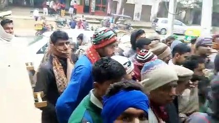 VIDEO: बैंक में अंगूठा लगाकर रुपये नहीं निकालने दिए, इलाज के अभाव में बुजुर्ग की चली गई जान