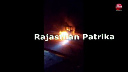 डिवाइडर से टकराने के बाद ट्रक में लगी भीषण आग