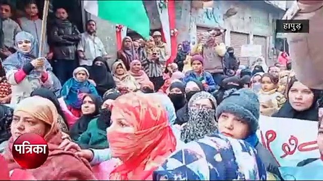 CAA के विरोध में अब सड़क पर उतरी सैकड़ों मुस्लिम महिलाएं, पुलिस फोर्स के छूटे पसीने, देखें Video