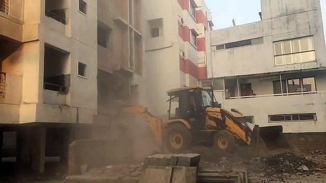 नगर निगम ने दो बार बिल्डिंग को तोडऩे की कोशिश की लेकिन दोनों बार कोशिश विफल रही