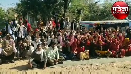 सैकड़ों लोगों ने किया थाने का घेराव, युवती व नकदी-जेवर बरामद करने की मांग