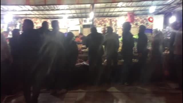 Dışarı çıkma yasağı sonrası vatandaşlar alışveriş için sokaklara döküldü