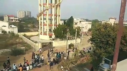 फर्स्ट ग्रेड परीक्षा की तारीख बढ़ाने के लिए छात्राएं केरोसिन लेकर टंकी पर चढ़ी