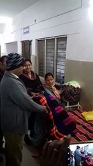 कलेक्टर एवं समाजसेवियों ने जिला अस्पताल में मरीजों को बांटे कंबल