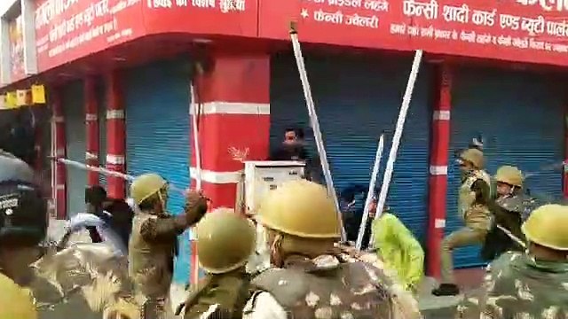 गोरखपुर में हजारों उतरे सड़क पर, पथराव, पुलिस ने किया लाठीचार्ज, आंसू गैस के गोले दागे