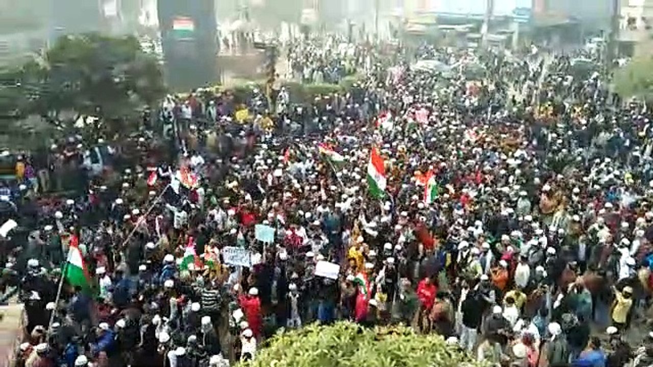 नमाज के बाद CAA-NRC के विरोध में भड़की हिंसा