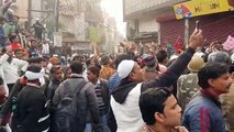 नमाज के बाद प्रदर्शनकारियों ने पुलिस पर किया पथराव