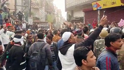 नमाज के बाद प्रदर्शनकारियों ने पुलिस पर किया पथराव