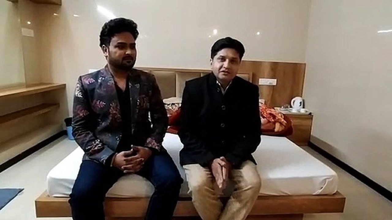 Video में देखें स्टैंडअप कॉमेडियन और हास्य कवि दीपक सेनी से बातचीत