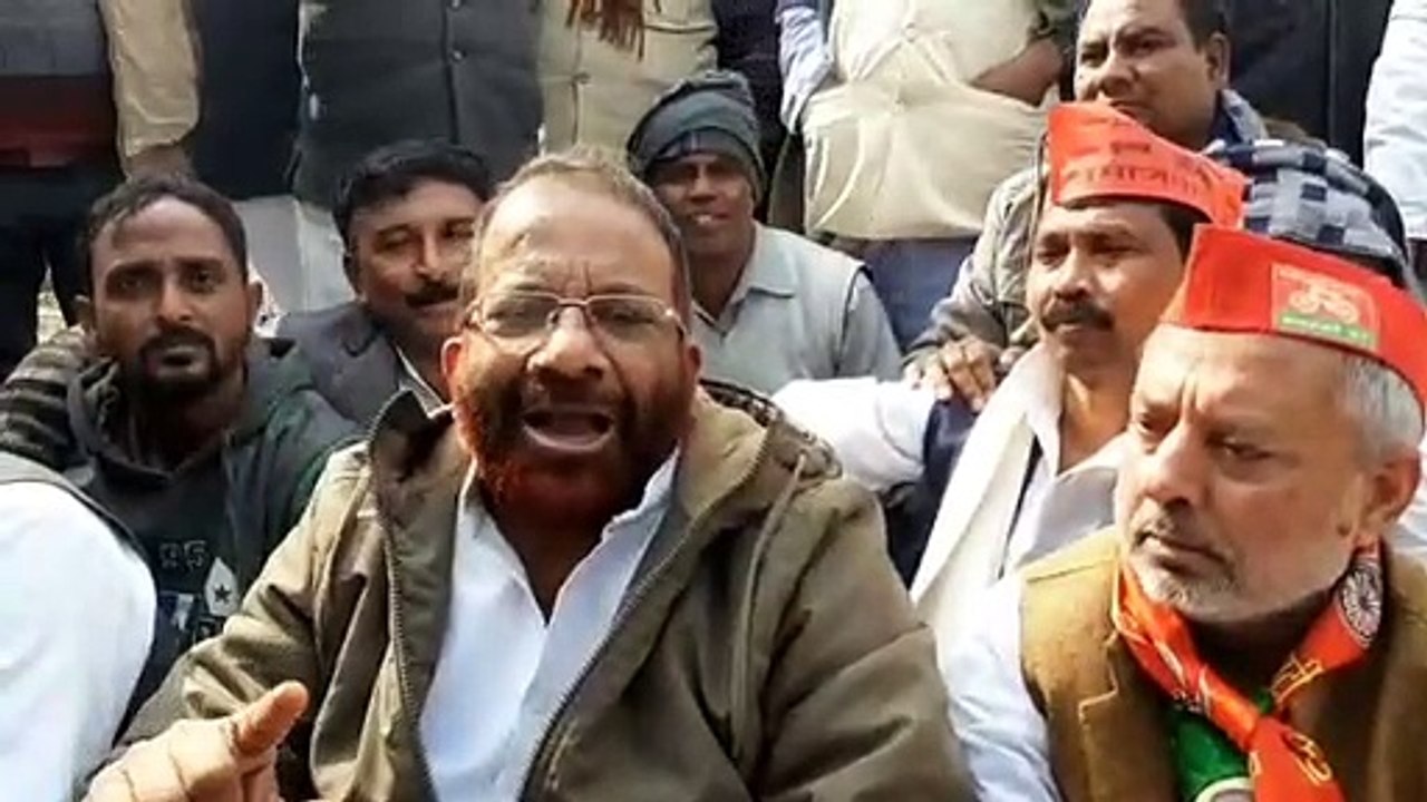Samajwadi party workers protest against Cab