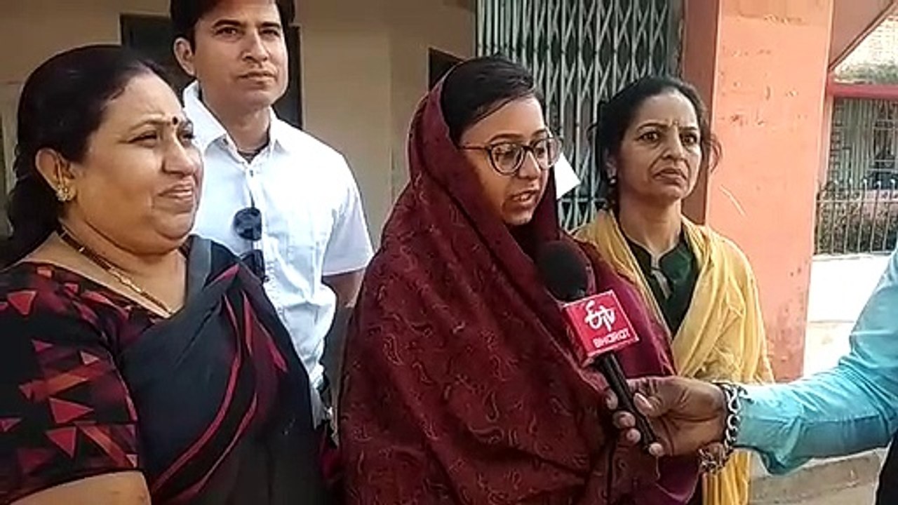 नगरीय निकाय चुनाव: शादी से पहले वोट डालने पहुंच...