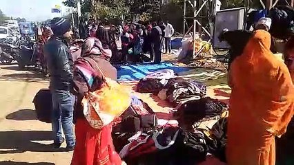 (देखें वीडियो) सडक़ किनारे बिकते सर्दी से बचने के साधन