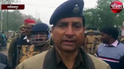 प्रदर्शन को देखते हुए यहां के डीएम व एसपी ने किया फैलग मार्च