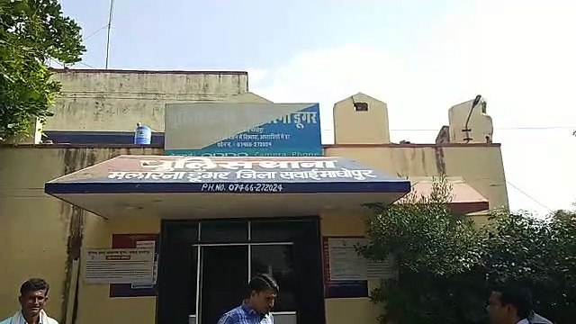 बजरी से भरी ट्रैक्टर ट्रॉली जब्त कर थाने लाते पुलिस को धमकाया