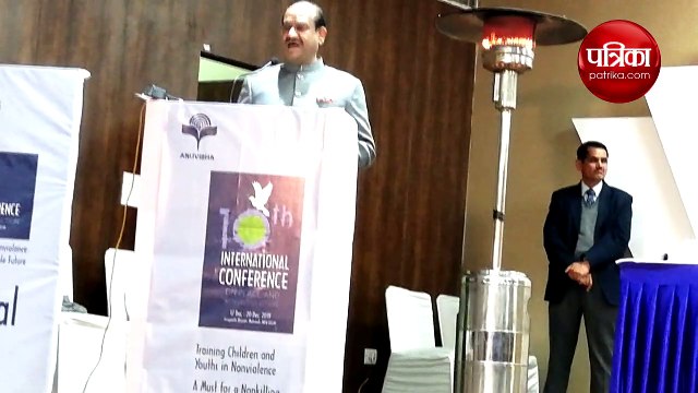 शांति और अहिंसा के अंतरराष्ट्रीय सम्मेलन को संबोधित करते ओम बिरला