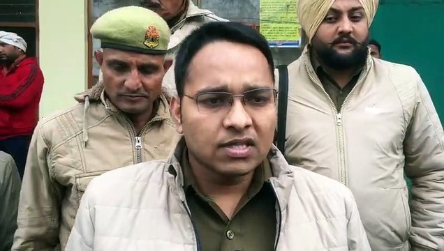 विरोध प्रदर्शन के चलते भारी पुलिस बल तैनात
