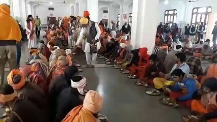 संत-महंतों को कराया भोजन, गोशालाओं के लिए बांटा गुड़  (see video)