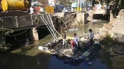 पॉलीथिन और पत्थरों से ब्लॉक हुई सीवरेज की सफाई जारी