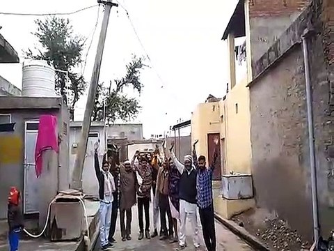 ग्रामीणों ने विद्युत निगम के खिलाफ प्रदर्शन कर जताया रोष